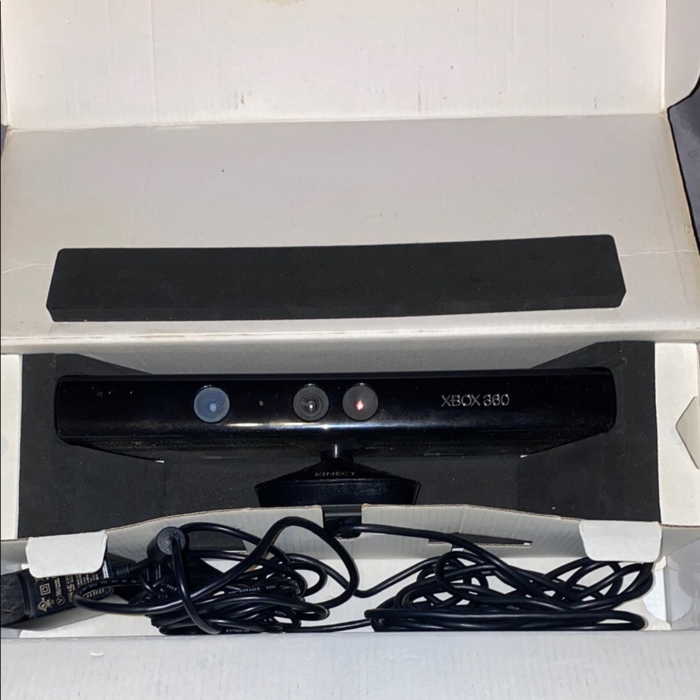 Xbox 360 Kinect Sensor - Picture 2 of 3